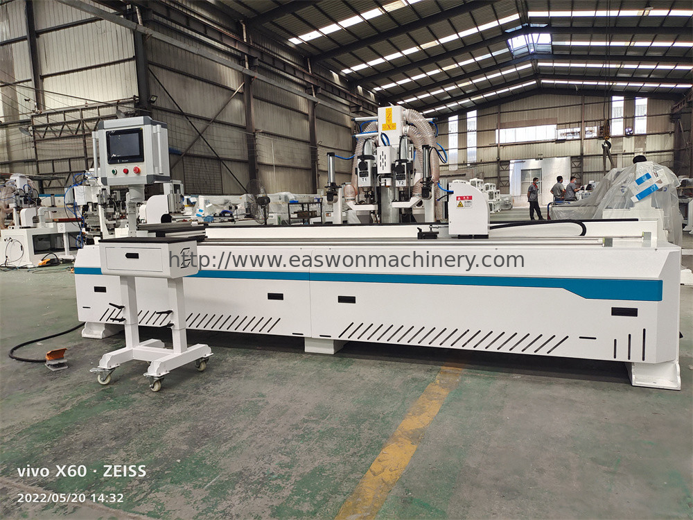 Z eksenli özelleştirilebilir CNC Kapı Makinesi 20 Döner Yatak Rehberi Rayı ve 750W * 2/400W * 1 Servo Motorları